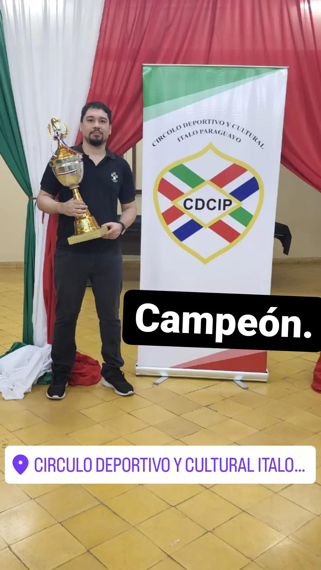 Eric Riva alzando el trofeo del V IRT Clasificatorio 2022